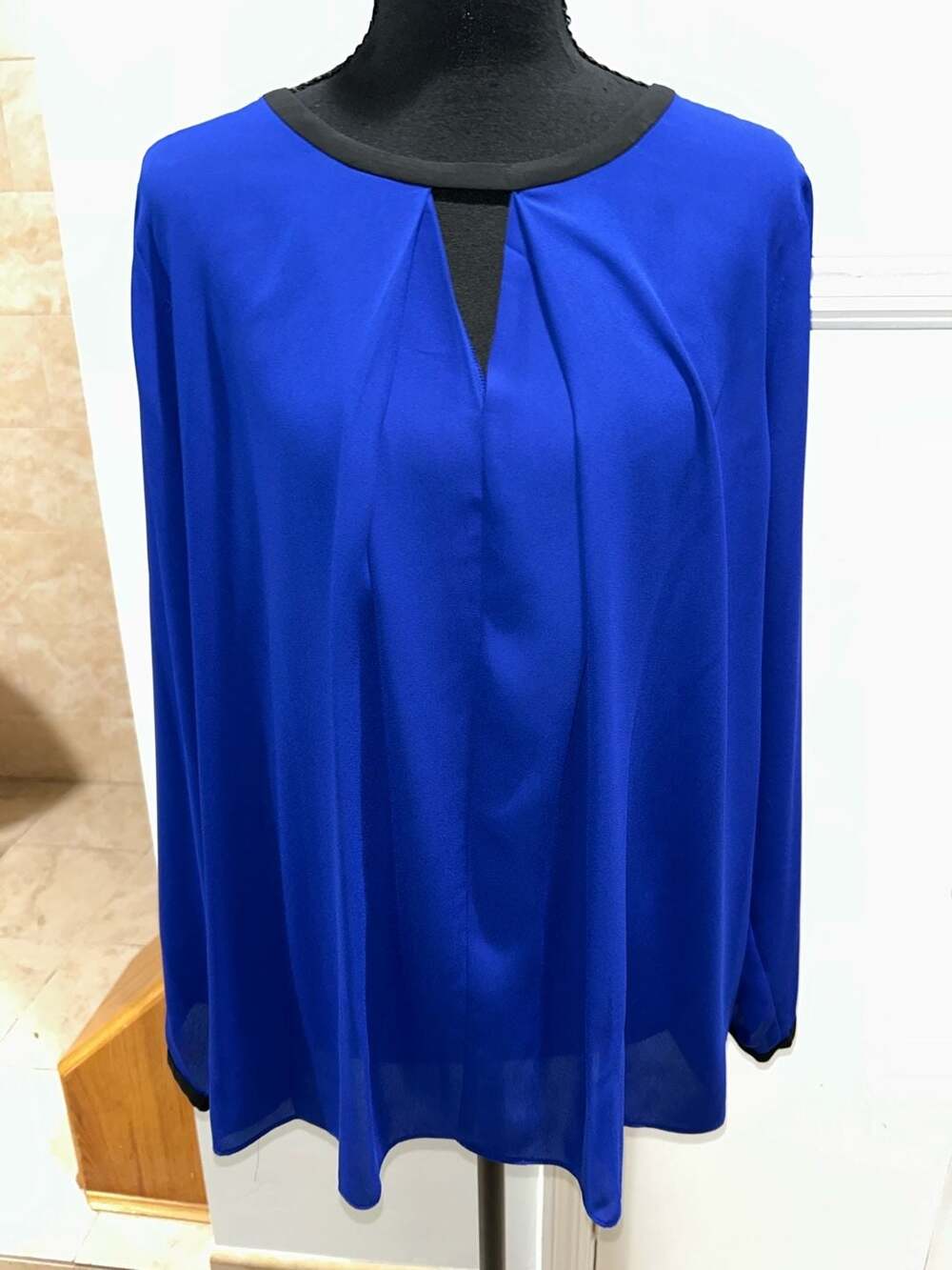 Vince Camuto Blouse Size M Royal Blue Long Sleeve Keyhole Neck